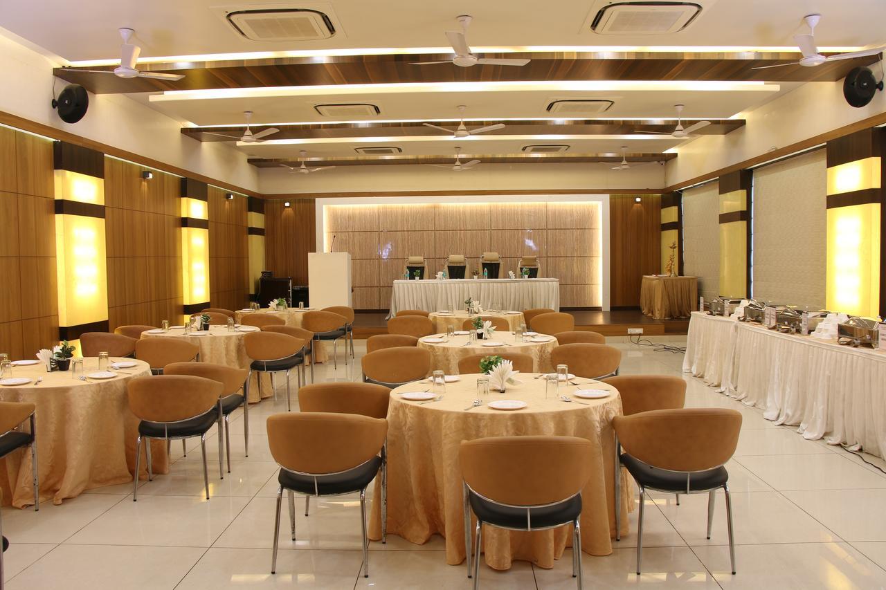 Hotel Deepali Sāgar Zewnętrze zdjęcie