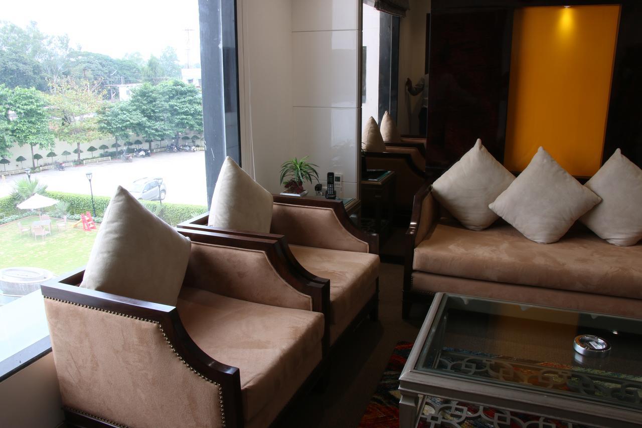 Hotel Deepali Sāgar Zewnętrze zdjęcie
